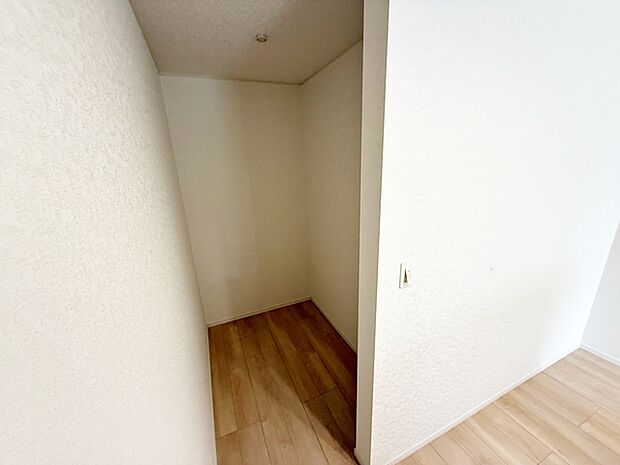 【パントリー】 パントリースペースは買い置きなどに最適です。充実した収納スペースでキッチンをスッキリ片付けられます。