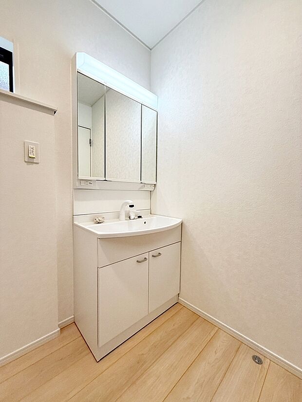 【洗面台】 収納力と機能性に優れた使いやすい設備で、忙しい朝の身支度もスムーズに!