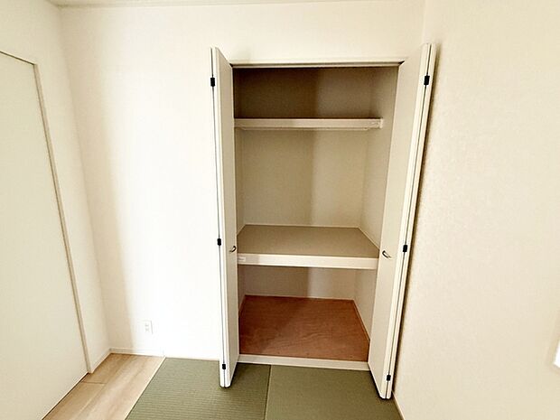【1階和室収納】 1階和室にはお子様のおもちゃなどを収納できる扉付きの収納スペースがあります！  