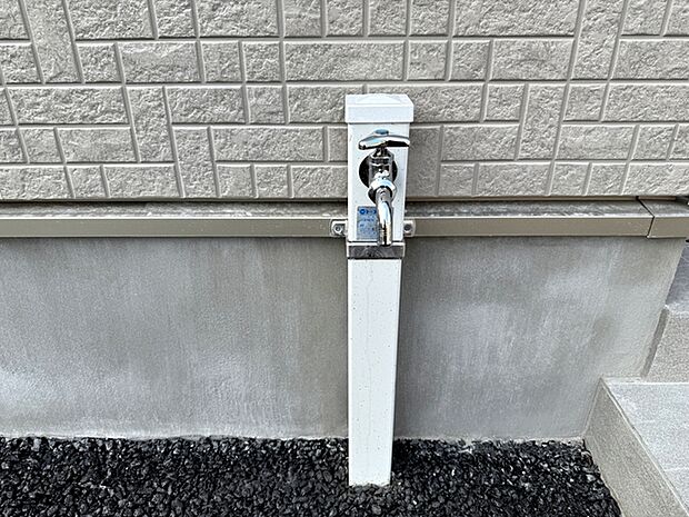 玄関横には立水栓が設置されています！お庭の水撒き、洗車、お掃除、お子様の水遊びなど便利です！ 
