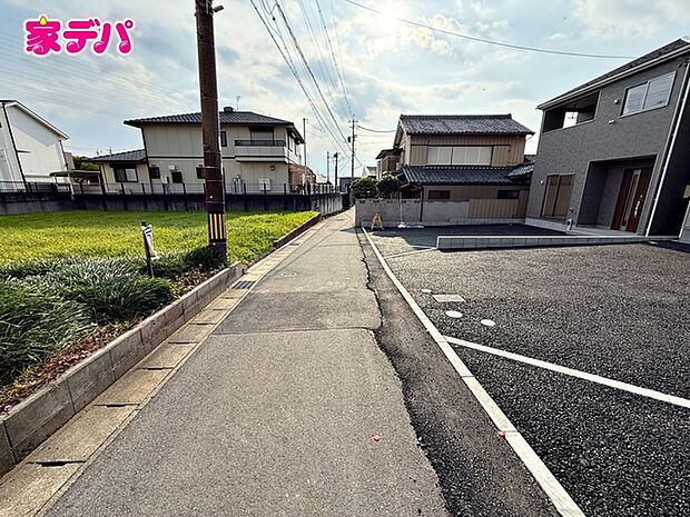 前面道路:北東側公道約2.2m幅、前面は車通りの少ない道路なので自分のペースで駐車ができます。