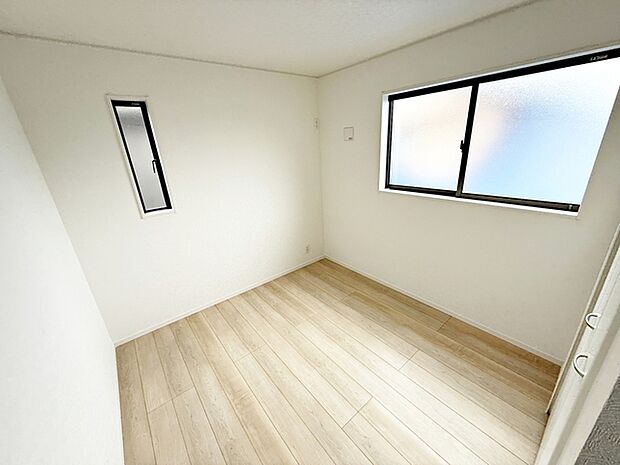 【洋室5帖】 腰窓で机や家具の配置がしやすい洋室5帖。子供部屋や書斎にもオススメです!