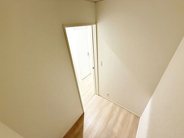 【ストレージルーム1.5帖】 2階ホールには、季節外の物や普段使わない物などを収納しておくのに便利なストレージルームがあります。  