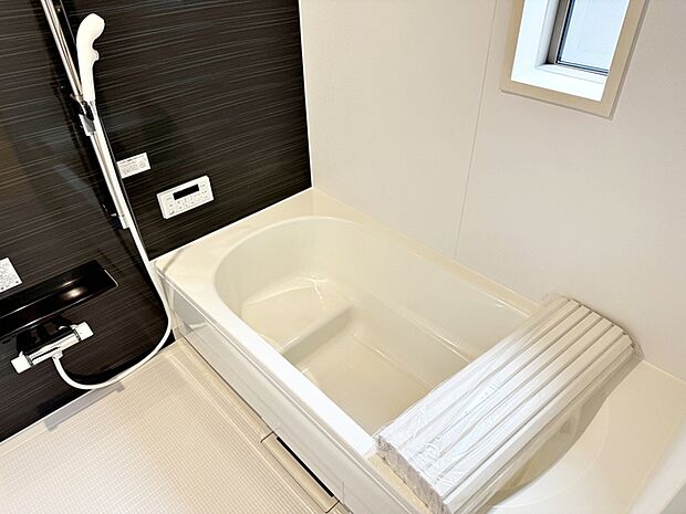 【浴室】 ゆったり入れる浴槽、一日の疲れを癒してくれるくつろぎのバスタイムを…