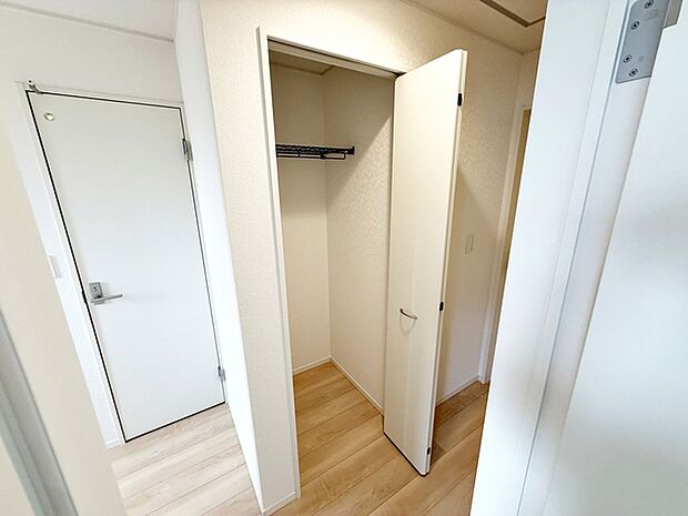 【2階ホール収納】 2階廊下にはご家族の共有収納スペースを設けました。使用頻度が少ないもの、季節的なものの収納に便利!