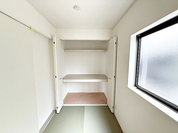 【1階和室収納】 ちょっとした着替えやお子様のお昼寝用具などを収納するのに便利な和室収納です。