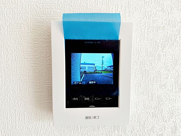 留守中の来訪者画像を自動で録画・保存できる録画機能を内蔵。防犯性に優れた安心のシステム。スッキリとしたデザインで、誰でも簡単に操作していだけます。