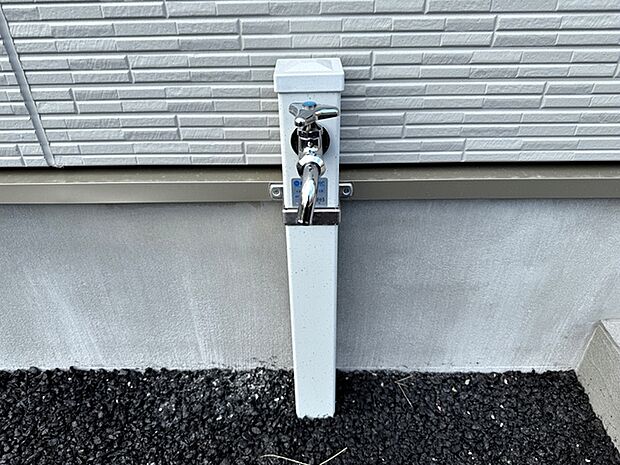 立水栓が設置されています!お庭の水撒き、洗車、お掃除、お子様の水遊びなど便利です!