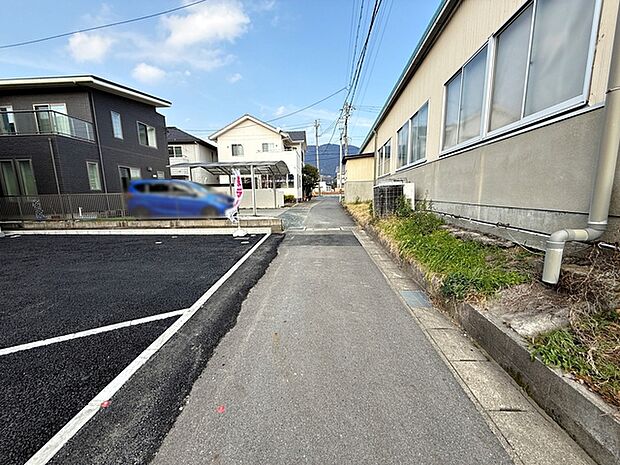 前面道路:北東側公道約2.2m幅、車通りの少ない道路。静かな住宅街で車の出入りもスムーズです。