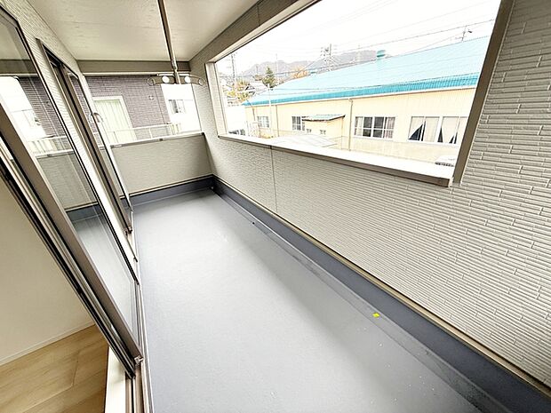 【バルコニー】 2部屋からアクセス可能なインナーバルコニー。急な雨の日の洗濯物も安心です!天気の良い日は、ご家族の洗濯物・お布団をまとめて干せます