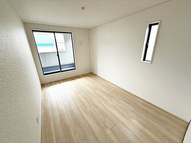 【洋室7.2帖】 明るい寝室で心地のいい朝を迎えられそうです。