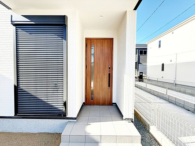 お洒落な玄関ポーチがご家族の帰りを明るくお迎えしてくれます。