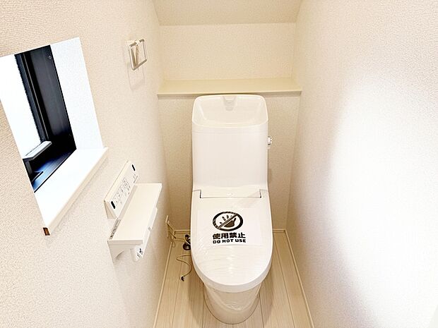 【トイレ】 多機能な温水洗浄便座付きでお掃除がしやすい、清潔なトイレです