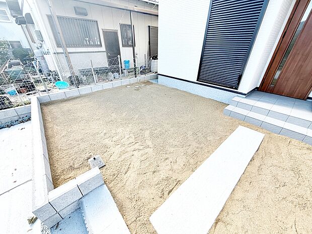 ガーデニングやBBQも楽しめるお庭