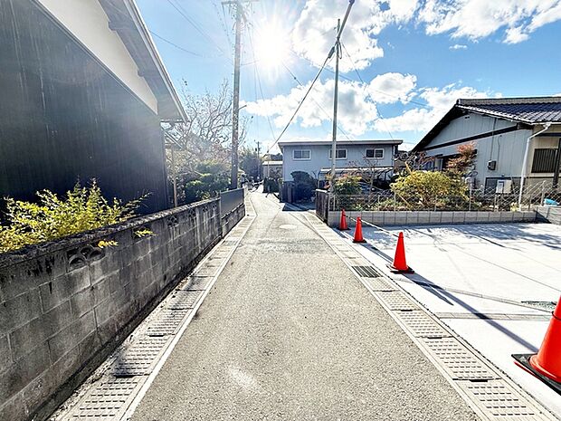 前面道路:南東側約3.5m幅、静かな住宅街で、車の出入りもスムーズです。