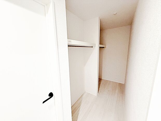 【ファミリークローク】 家族全員の衣類や身の回りの物を一箇所にまとめて収納できます。洗濯物を干す場所から片付ける場所までが近くなるなど、家事の負担を軽減できます!