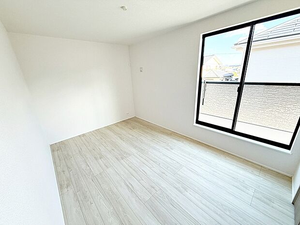 【洋室7帖】 キングサイズのベッドも置ける7帖のゆとりある主寝室。光も取り入れやすく明るい空間になっています。