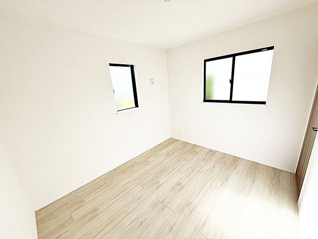 【洋室5.2帖】 2面採光で、晴れの日の日中はいつも明るい室内に。窓を開放すれば気持ちの良い風が入ります。