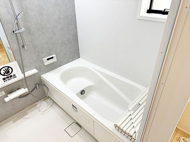 【浴室】 ゆったり入れる浴槽、一坪サイズのゆとりの空間。一日の疲れを癒してくれるくつろぎのバスタイムを…