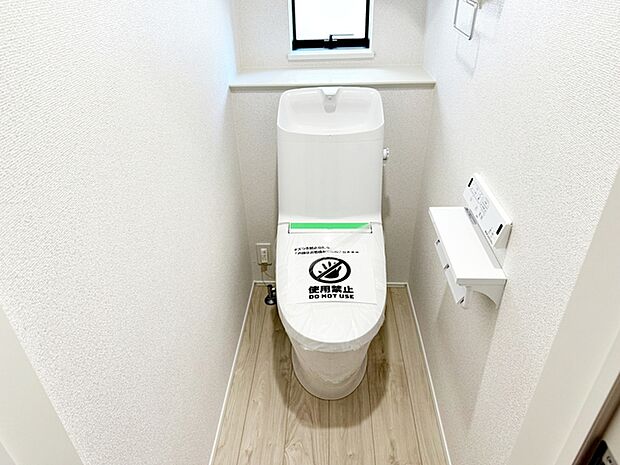 【トイレ】 各フロア1カ所ずつシャワー機能付トイレを設置しており、忙しい朝の混雑も解消!