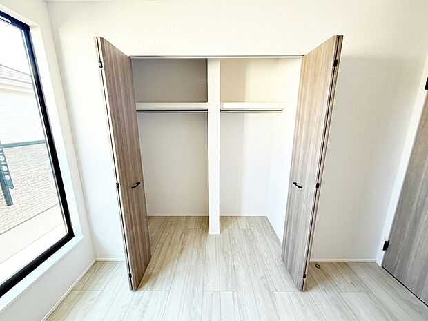 壁面クローゼットがあればタンスを置く必要がなく、出っ張りのないスッキリ空間を維持できます。