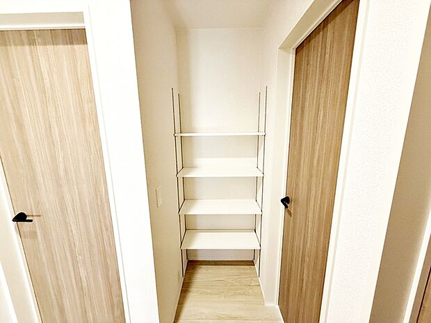 2階廊下にはご家族の共有収納スペースを設けました。日用品のストックや季節物の収納など、様々な面にご活用していただけます!