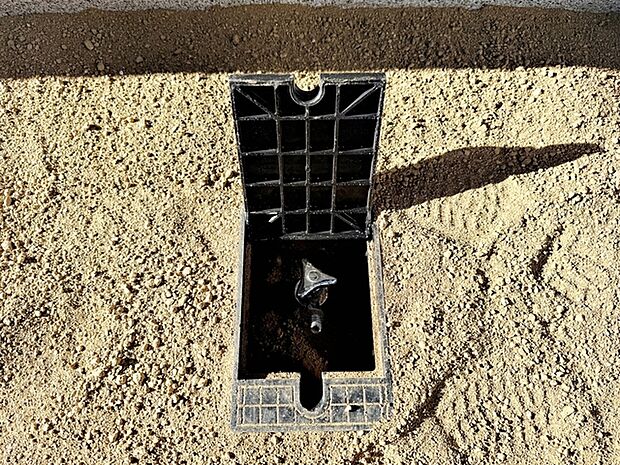 玄関横には散水栓が設置されています!お庭の水撒き、洗車、お掃除、お子様の水遊びなど便利です!