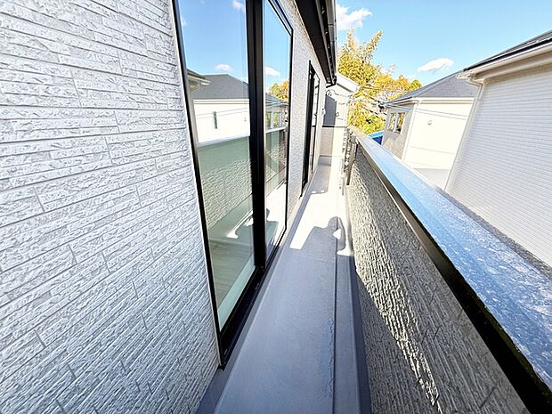 【バルコニー】 2部屋からアクセスできるバルコニー。家族分の洗濯物もたっぷり干せます。日当たりも良好です!