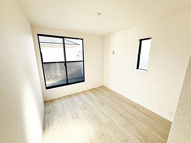 【洋室5.2帖】 バルコニーに続く大きな窓があり、洗濯物やお布団などをそのまま部屋に取り込むことができます。