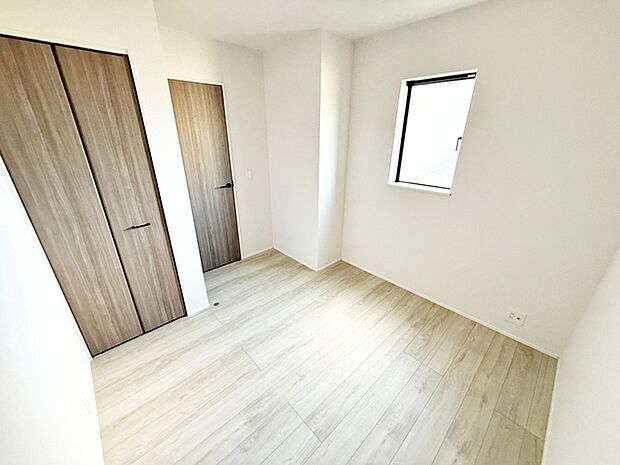 【洋室4.6帖】 クローゼット付きで子ども部屋や書斎に最適な居室です。