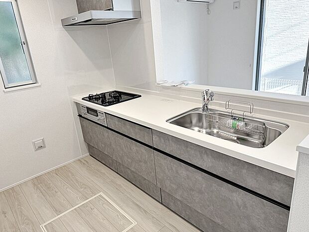 【キッチン】 対面式で、キッチンで作業しながらお子様を安心して見守れます。