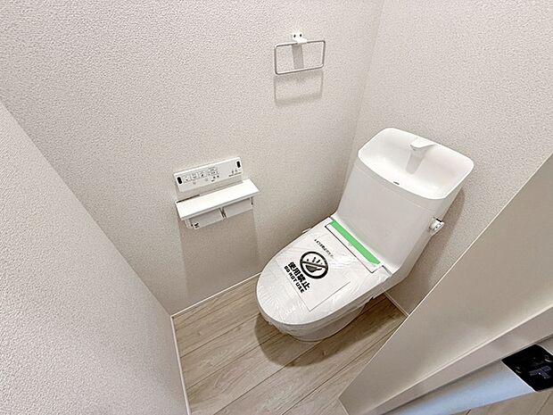 【トイレ】 各フロア1カ所ずつシャワー機能付トイレを設置しており、忙しい朝の混雑も解消!