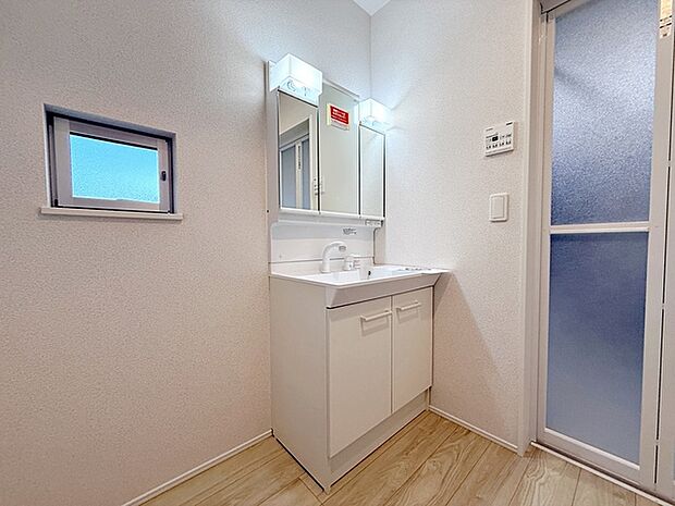 【洗面台】 収納力と機能性に優れた洗面台で、朝の忙しい時間でも身支度準備がスムーズにできます。