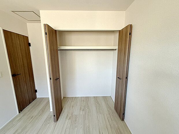 【クローゼット】 全居室に収納が完備されています。衣類や雑貨、子供のおもちゃまでスッキリ収納できます。
