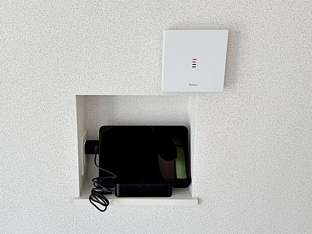 タブレットやスマホで、家中どこにいても応答可能。自動音声もあるので忙しい時に便利です。