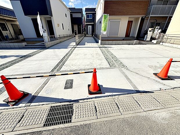 駐車場は2台分を確保。しっかり舗装もされているので、ベビーカーや自転車でも快適に通行できます。