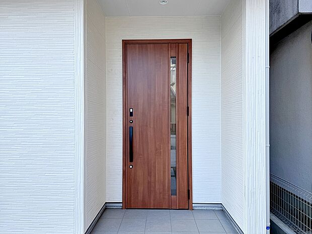 【玄関】 雨の日の出入りも濡れにくい玄関ポーチ