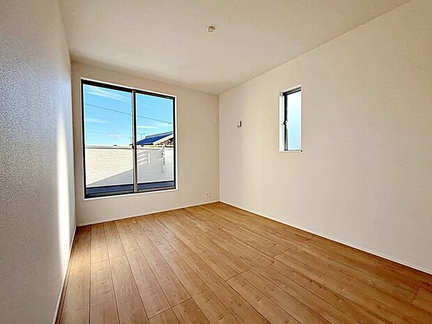 【洋室6帖】 二面採光で明るく、風通しも良好です。ご夫婦のくつろぎの場所として最適です!