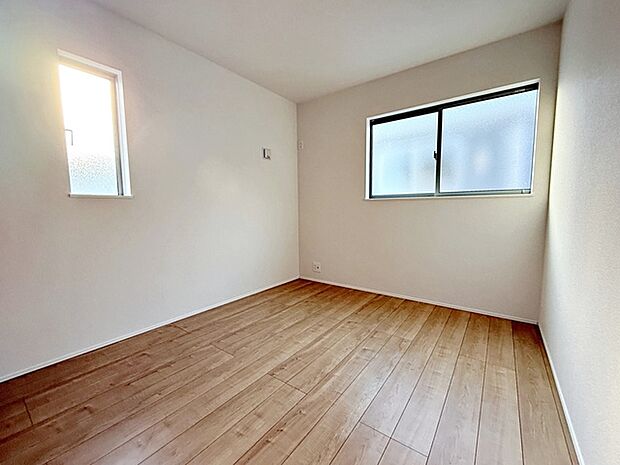 【洋室5.2帖】 腰窓で机や家具の配置がしやすい洋室5.2帖。子供部屋や書斎にもオススメです!