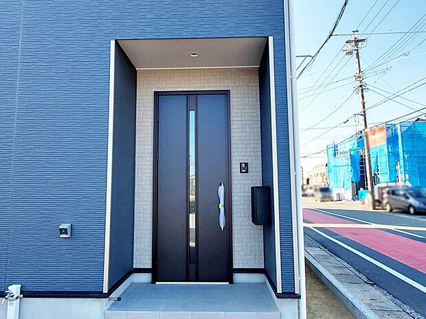 【玄関】 雨の日の出入りも濡れにくい玄関ポーチ