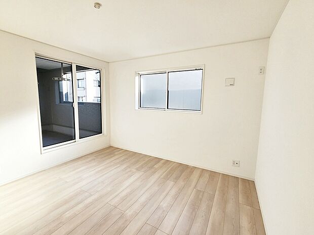 【洋室8帖】 キングサイズのベッドも置ける8帖のゆとりある主寝室。光も取り入れやすく明るい空間になっています。