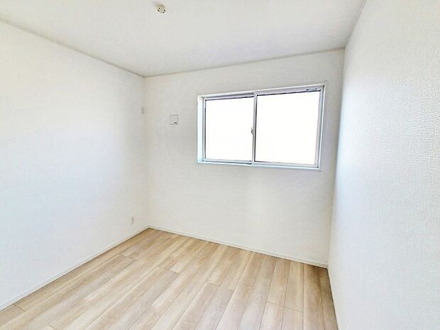 【洋室5帖】 お子様にとっての初めての「自分の部屋」。学習机やベッドの配置もラクラクです。