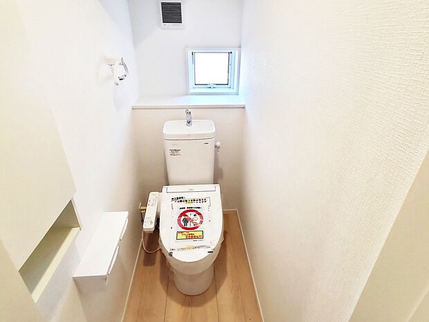 【トイレ】 1、2階共にシャワー機能付!小窓が付いている為換気もスッキリして頂けます。