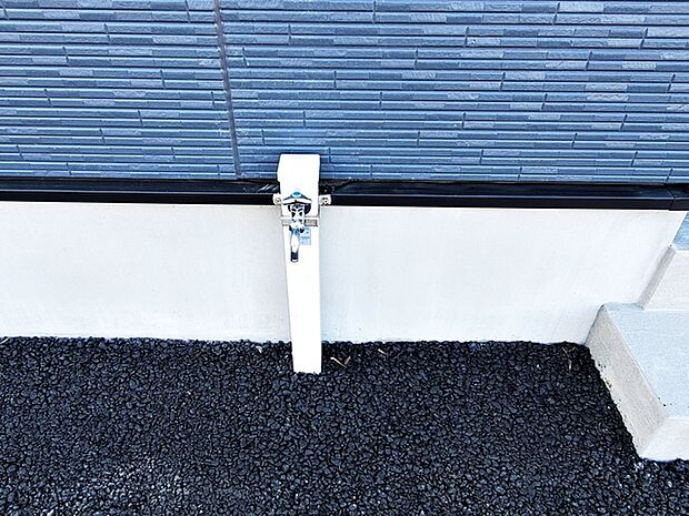 玄関横には立水栓が設置されています!お庭の水撒き、洗車、お掃除、お子様の水遊びなど便利です!