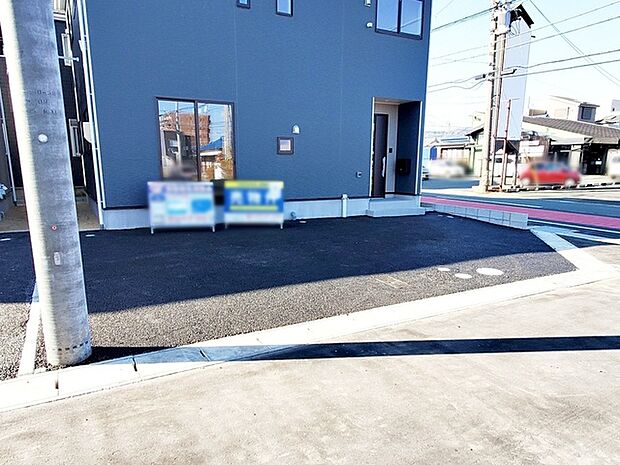 並列2台駐車可能なゆとりあるカースペース。目の前が駐車場だと雨の日も大量にお買い物をした時も便利