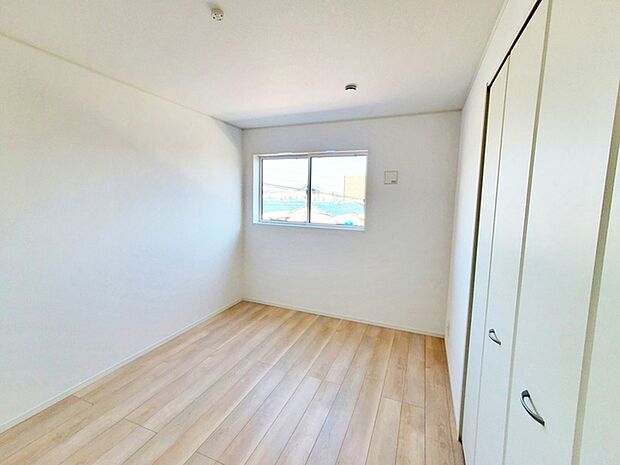 【洋室6.7帖】 腰窓で机や家具の配置がしやすい洋室6.7帖。子供部屋や書斎にもオススメです!