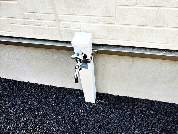 玄関横には立水栓が設置されています!お庭の水撒き、洗車、お掃除、お子様の水遊びなど便利です!