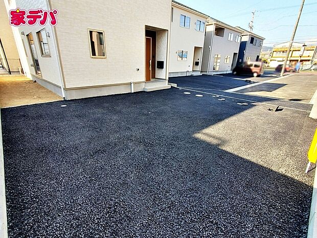 並列2台駐車可能なゆとりあるカースペース。目の前が駐車場だと雨の日も大量にお買い物をした時も便利