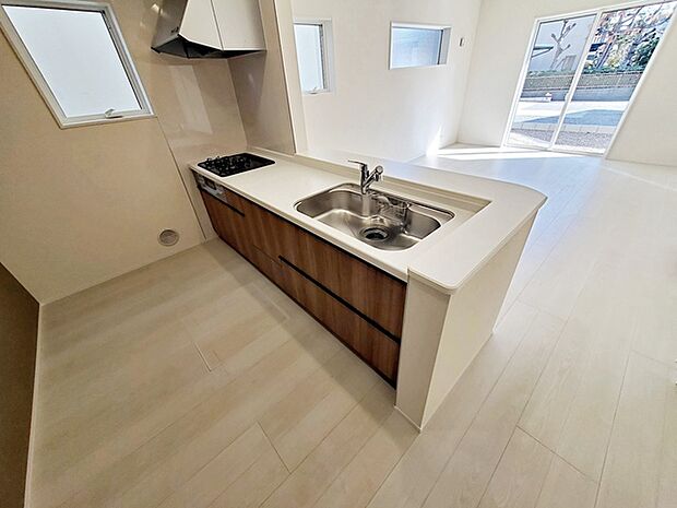 【キッチン】 人気の対面キッチンは料理をしながらご家族やお客様との会話が楽しめます!