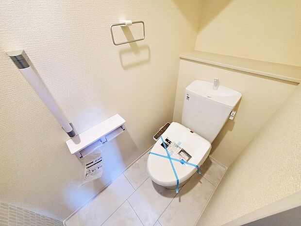 【トイレ】 各フロア1カ所ずつシャワー機能付トイレを設置しており、忙しい朝の混雑も解消!